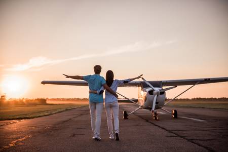 Дальше нас двое только огни. Обои парень и самолет. Любви прекрасные мгновения. Между огней. Дальше нас двое только огни.