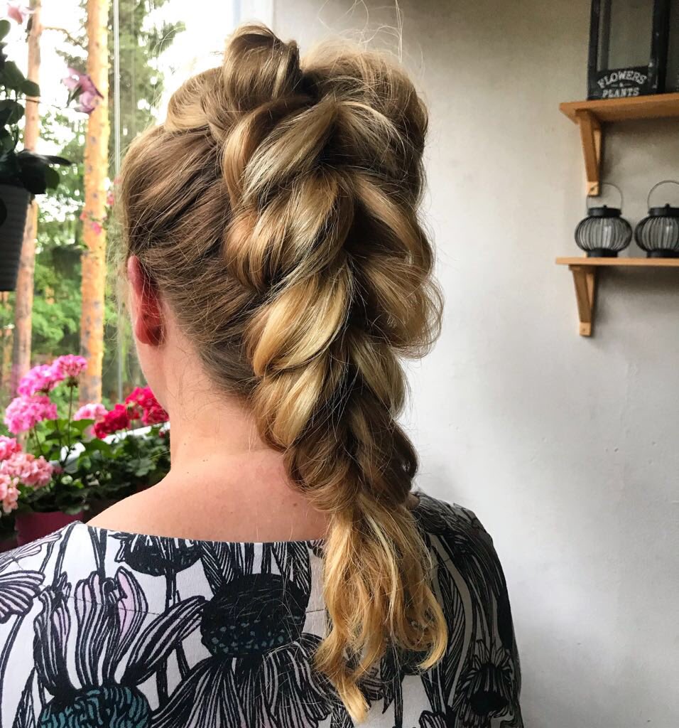 EJaarinen's tweet photo. Välillä on kiva näperrellä käsillä - eilen pääsin harjoittelemaan #pullthroughbraid’a ihanalle Birgitille ☺️ #letityshommat https://t.co/sXQ3gwIntD