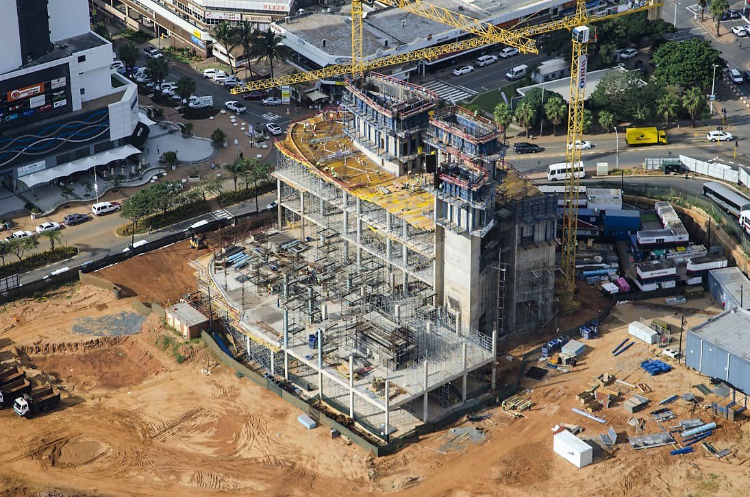 InfoSutherland's tweet photo. Oceans Umhlanga Hotel from above. First PT deck being installed for the Hotel tower. #sutherlandengineers #oceansumhlanga #structures https://t.co/TmKvhDnC2b