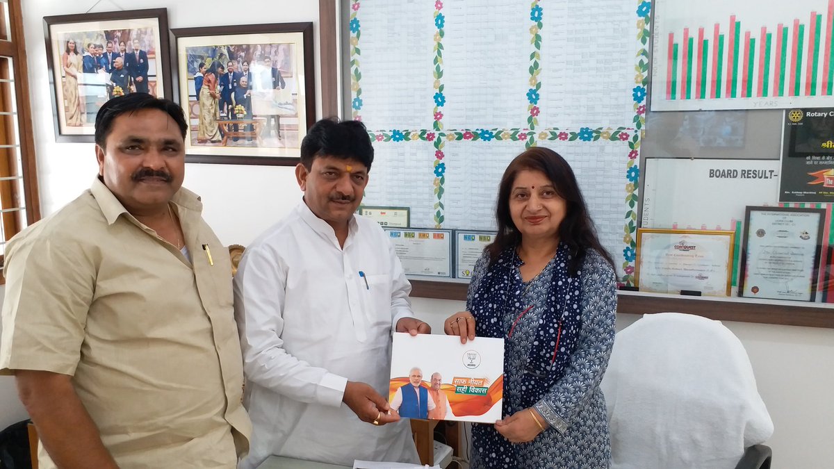 #संपर्कसेसमर्थन अभियान के अंतर्गत अपने विधानसभा क्षेत्र में नगर के सम्मानित शख्शियतों को केंद्र सरकार की चार वर्षों की उपलब्धियों की पत्रिका भेंट की । <a href="/myogiadityanath/">Yogi Adityanath</a> <a href="/narendramodi/">Narendra Modi</a> <a href="/rashtrapatibhvn/">President of India</a> <a href="/sunilbansalbjp/">Sunil Bansal</a> <a href="/shivprakashbjp/">Shivprakash</a> <a href="/AmitShah/">Amit Shah</a>