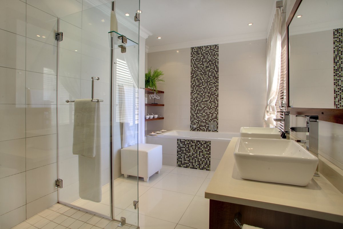 AfricanOceans's tweet photo. Suite 3 - This suite has a unique natural beauty of its own. This spacious unit, with the natural colours of soft green and gold, together with its own exclusive décor, creates a sense of absolute calm and romance. https://t.co/fAktU4dLzg https://t.co/zaQ59uSRHi