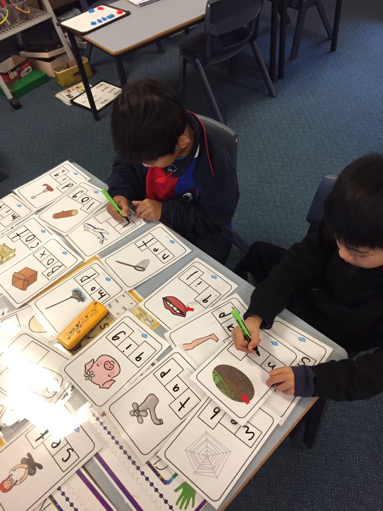 MrsZabakly2's tweet photo. Some activities in literacy groups today! @AshfieldPS #literacy #cvcwords #diagraphs https://t.co/uNKh17afUN