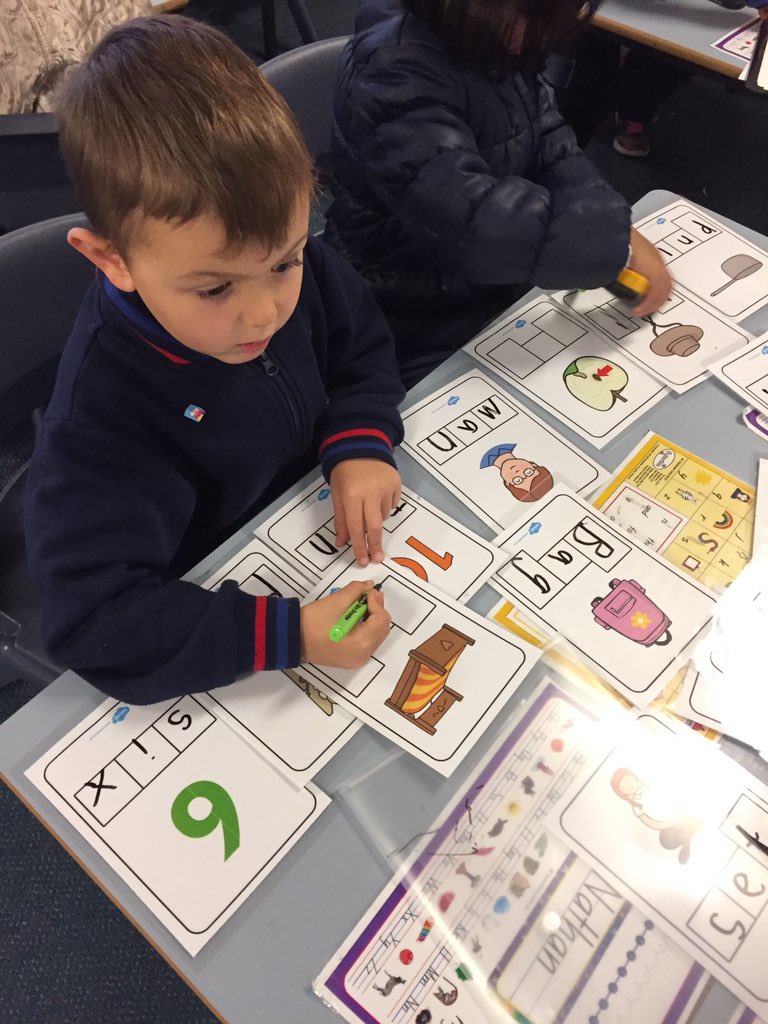 MrsZabakly2's tweet photo. Some activities in literacy groups today! @AshfieldPS #literacy #cvcwords #diagraphs https://t.co/uNKh17afUN