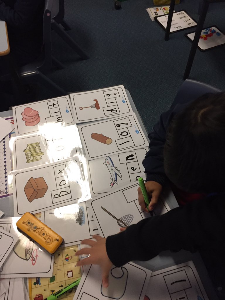MrsZabakly2's tweet photo. Some activities in literacy groups today! @AshfieldPS #literacy #cvcwords #diagraphs https://t.co/uNKh17afUN