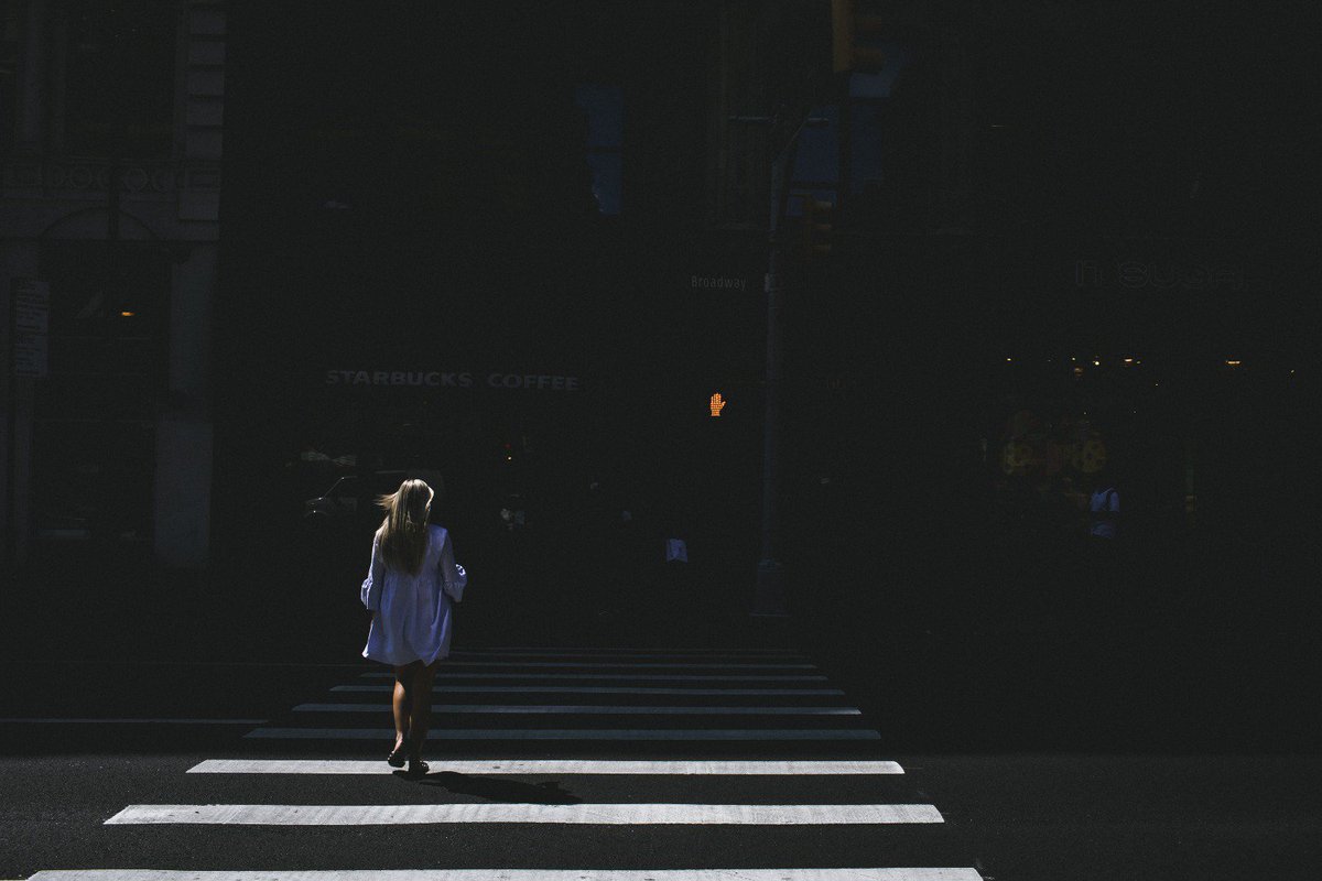 Marseille_hl's tweet photo. Crossing instant c’est l’instantanéité d’une rencontre éphémère dans les rues de New York. 📷 @FCourtitarat / @Marseille_hl / @StudioHansLucas 
Retrouvez son travail sur http://hanslucas/fcourtitarat/photo 
#newyork #newyorkcity #crossing #street #streetphotography https://t.co/TGb0xjvvyg