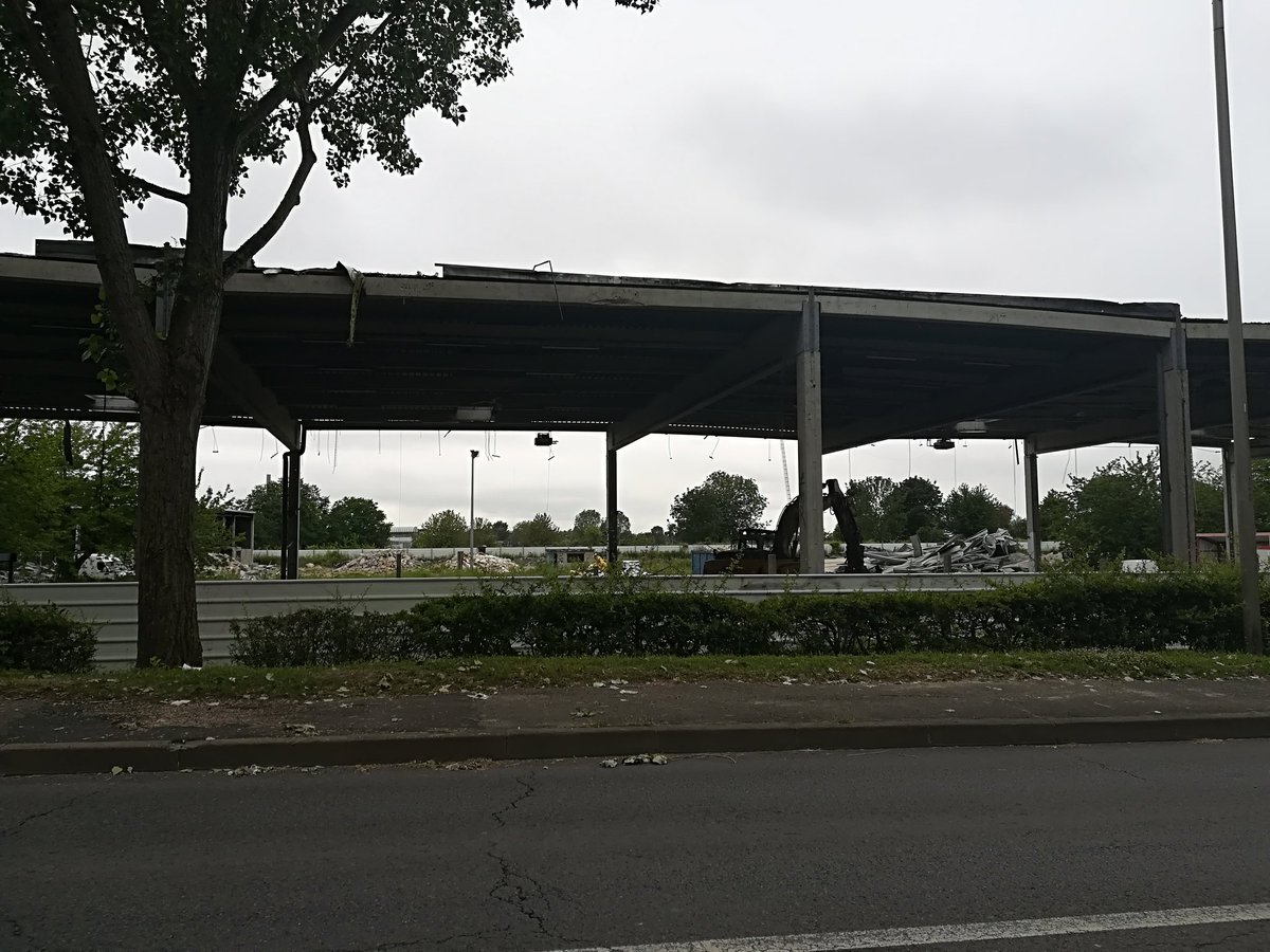 EssonneInfo's tweet photo. Le travail a commencé sur le site de l'ancienne Tour du Républicain @VilledEvry https://t.co/gRqSTqiqqP
