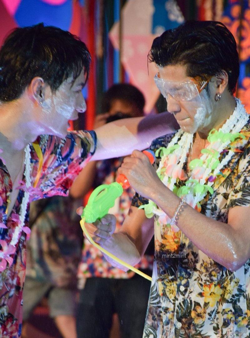 Aphiruedithong3's tweet photo. สมมตินะครับสมมติ ~ ถ้าคุณพีไม่ร้องไห้คอนนี้ล่ะ #SotusThememories https://t.co/dDoIOk7Lnq