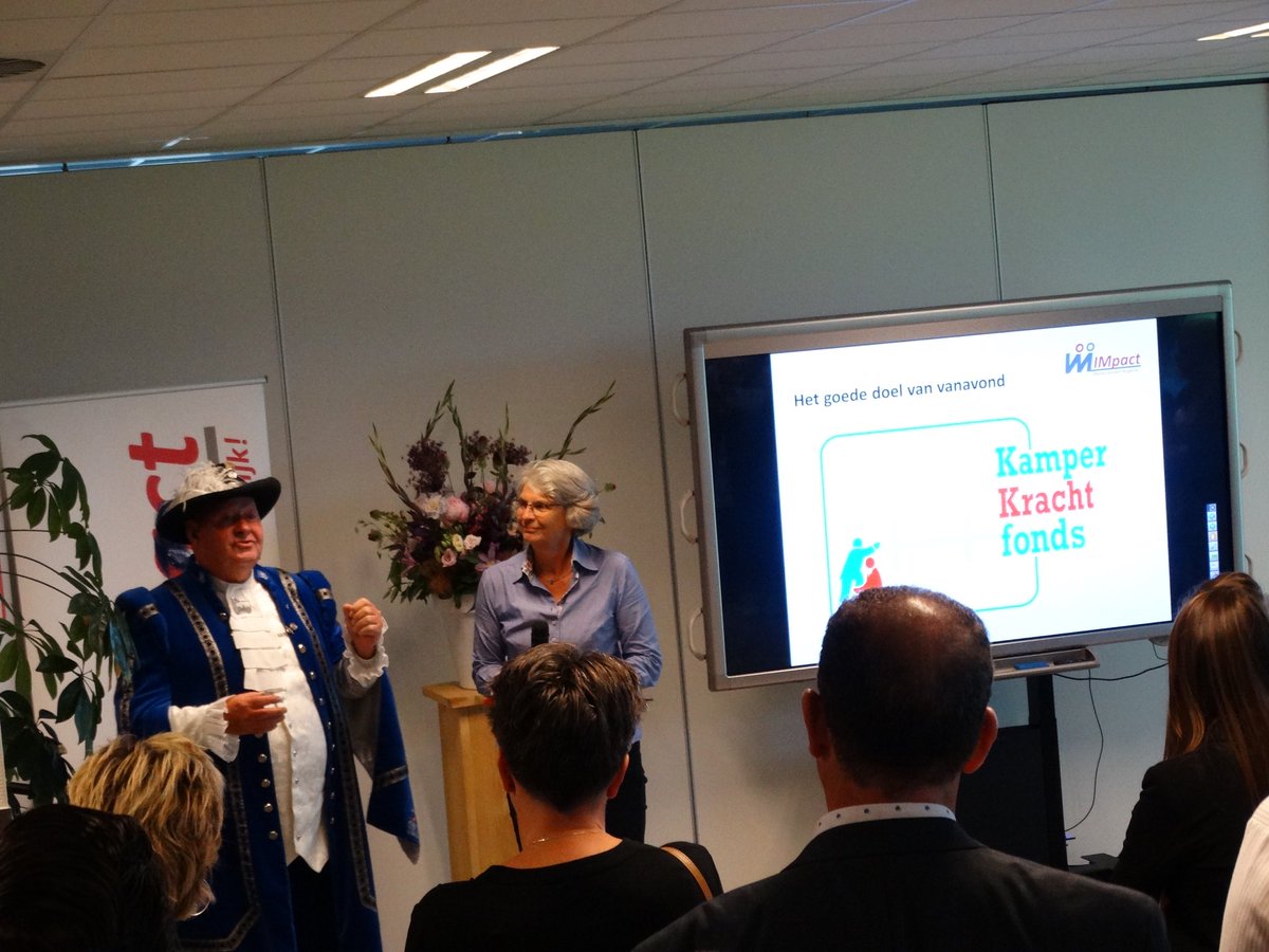 Mooie vangst voor ⁦<a href="/kamperkr8fonds/">KamperKrachtfonds</a>⁩: €390, de opbrengst van het tonnetje nieuwe haring met dank aan alle bieders. En aan Impact voor het podium om wat te vertellen over het fonds.