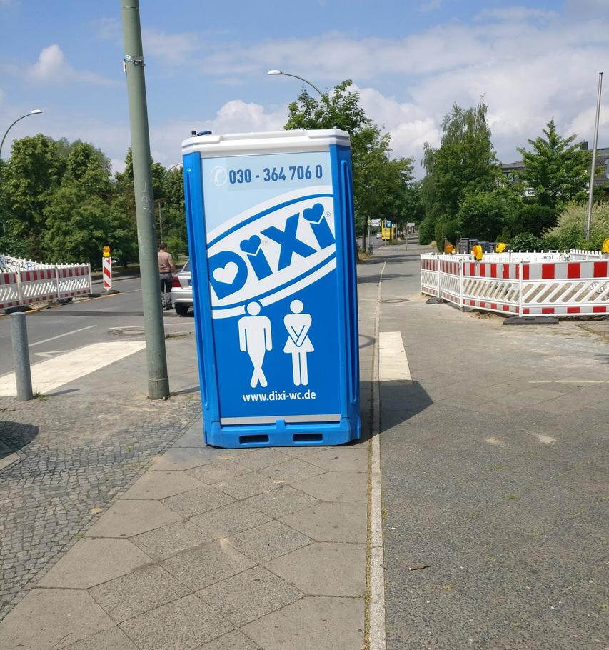 ankeschoen's tweet photo. Auf den Straßen Berlins sind wir täglich in Lebensgefahr. Im @tagesspiegel sammeln wir ab heute Gefahrenstellen: Abrupt endende Radwege, Raserstraßen, ungesicherte Übergänge. Schickt uns Eure Fotos unter #Gefahrenmelder oder an checkpoint@tagesspiegel.de
https://t.co/FNL67wwpy5 https://t.co/Ewnb0FmVR1
