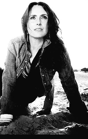 MyIndigoMusic's tweet photo. You would think this is a ok picture until you see the complete picture... strange poses to get that right picture ...:) 1-2 https://t.co/XY04NDETYB