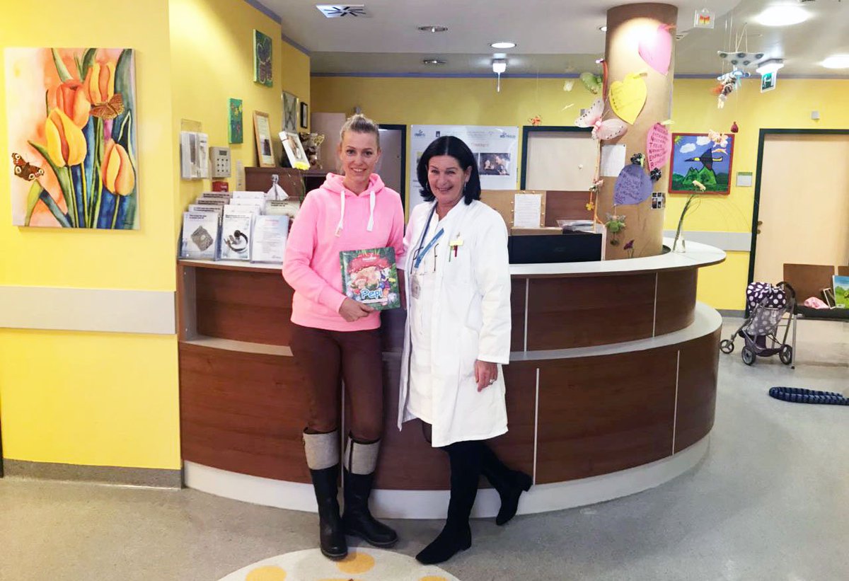 DermaKIDSeV's tweet photo. Das #EB-Haus in #Salzburg ist unser langjähriger Partner und unersetzlicher Unterstützer für #Schmetterlingskinder. #Kinder aus ganz Europa kommen täglich in die EB-Ambulanz. Unsere Vorstandsvorsitzende hat deshalb unser #Kinderbuch persönlich überbracht. https://t.co/LKRHagl5fW https://t.co/blALMoKJXH