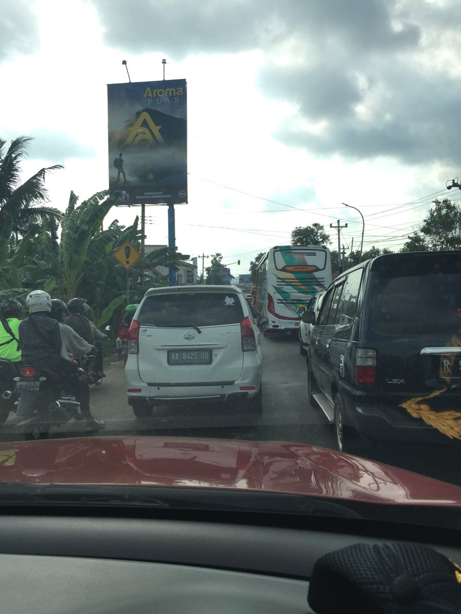 Jalur selatan menuju jakarta padat merayap di daerah Karanganyar kebumen depan RM Lestari <a href="/NTMC_RI/">NTMC</a> <a href="/NTMCLantasPolri/">KorlantasPolri.Ntmc</a> <a href="/poldajateng_/">Polda Jateng</a> <a href="/polreskebumen/">Polres Kebumen</a>