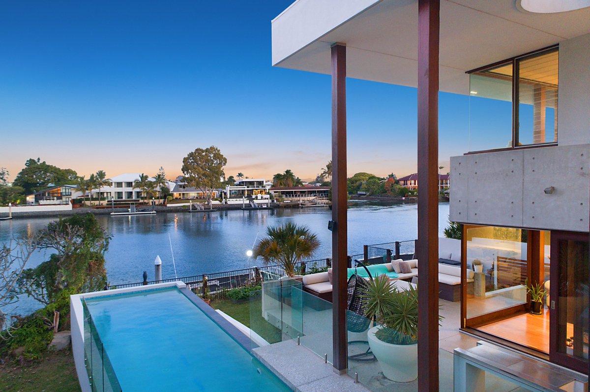 LuxuryListAU's tweet photo. Award-winning #waterfront residence, architecturally designed by #BaydenGoddard of #BGDArchitects.
See more: https://t.co/xaASi1RYqP
#waterviewhome #Qld #IsleofCapri @MichaelKollosch #NickMcHutchison @PrestigeAgents https://t.co/KTiAoytnFy