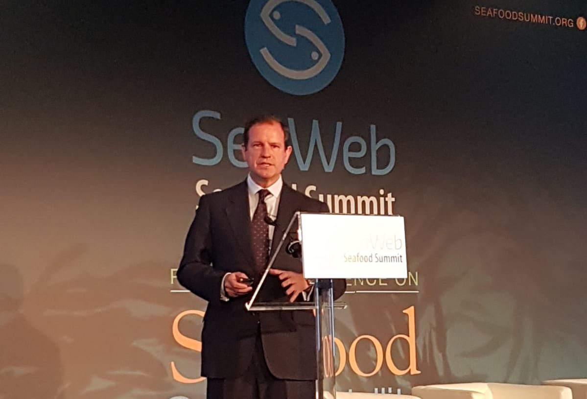 CEPESCA's tweet photo. Spanish #fishing fleet collaborates with scientific community in projects to fight #marinelitter, ICT application of ICT to more sustainable activity and development #CircularEconomy: Javier Garat at @SeawebSummit #swss18 #FishRecycle #Intemares @FBiodiversidad https://t.co/RZgsPKjLcO