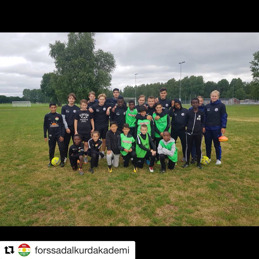 DalkurdSlo's tweet photo. Oavsett kön, Älder och bakgrund Àr alla vÀlkomna till SportfÀltet i BorlÀnge. I dag fortsÀtter vi fotbollsskolan och hoppas pÄ att vi blir lika mÄnga som i gÄr eller fler. Ledord: GlÀdje, gemenskap och respekt. #Allsvenskan #DalkurdFF #ForssaBK #ForssaDalkurdAkademi https://t.co/q8rkZMyKjI
