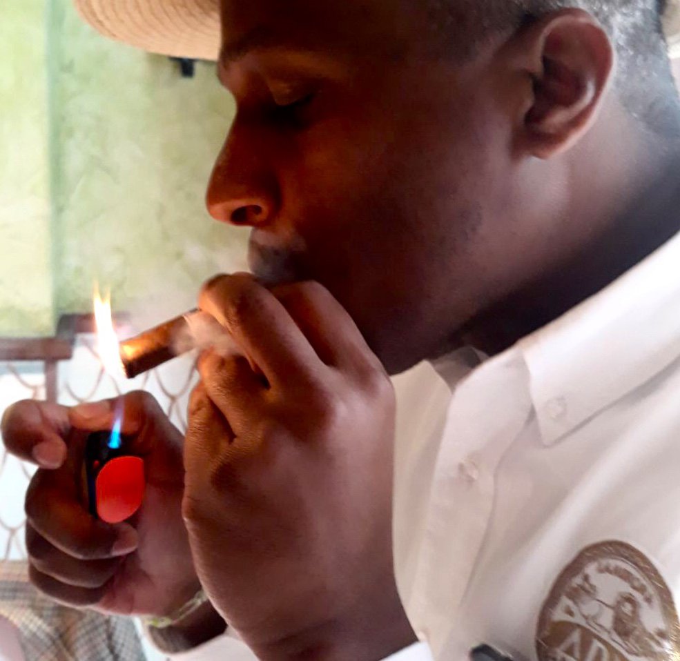 LaAuroraCigars's tweet photo. The cigar must be lit after the cut. Doing it before does not make sense.
El cigarro hay que encenderlo después del corte. Hacerlo antes no tiene sentido.
#LaAuroraCigars #cigars #premiumcigars #cigarsmoking #cigarsmoker https://t.co/G2KIUoSdom