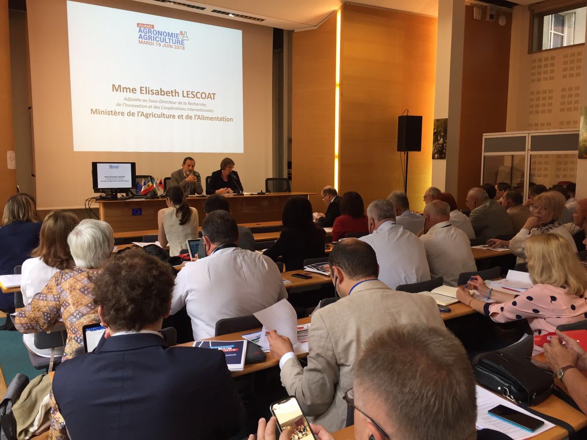 CampusFrance's tweet image. Ouverture de la Journée Agriculture Agronomie par @OlivierChiche et Elisabeth Lescoat, Adjointe au Sous-Directeur de la Recherche, de l&apos;Innovation et des Coopérations Internationales @Min_Agriculture. 
80 représentants de 50 établissements de 8 pays sont présents, merci ! #rdvCF