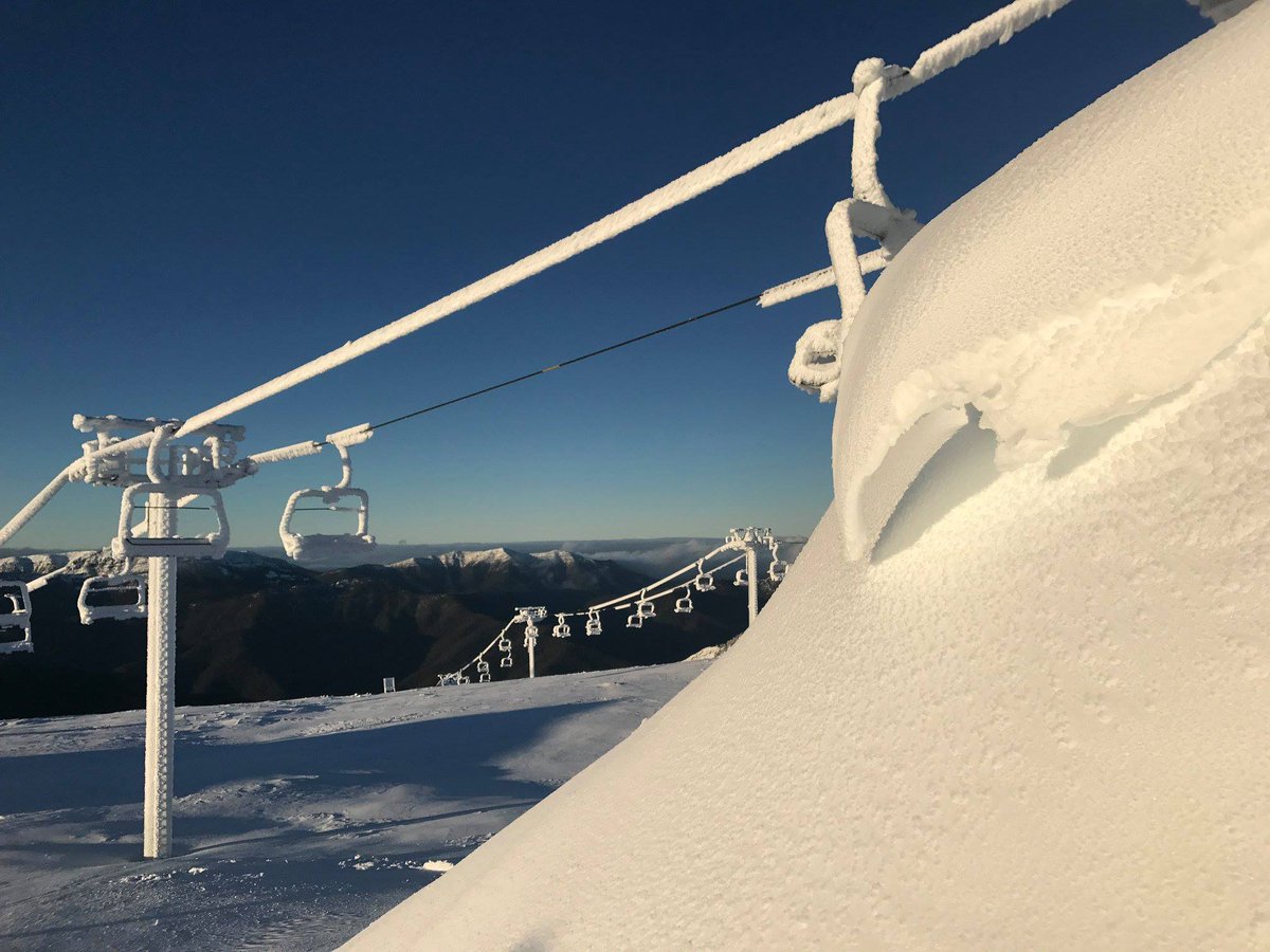 SnowForecast's tweet image. Australian ski resorts are now reporting the best early season conditions for 18 years after a week long snow storm deposited up to 92cm (three feet) of snow so far. @ThredboResort @PerisherResort @fallscreekok @mtbuller @MtBawBaw1 @MtHotham_RMB
