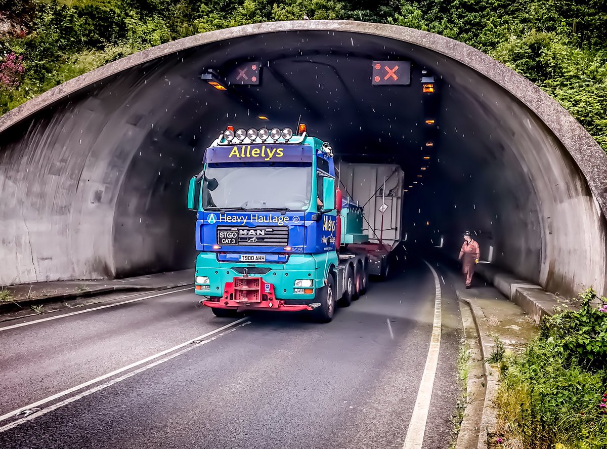 jppriest82's tweet photo. Escorting this 16 row #goldhofer trailer from #studley to a port in #Kent where we provide a #traileroperative for the movement of this 295t #siemens #transformer from #port to site 5-6mile away with #Allelys Heavy Haulage last weekend. #heavyhaulage #pals https://t.co/QeUPvSsjQW https://t.co/uE05nZ5brv