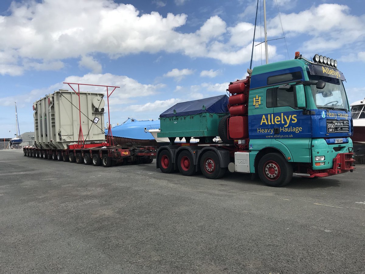 jppriest82's tweet photo. Escorting this 16 row #goldhofer trailer from #studley to a port in #Kent where we provide a #traileroperative for the movement of this 295t #siemens #transformer from #port to site 5-6mile away with #Allelys Heavy Haulage last weekend. #heavyhaulage #pals https://t.co/QeUPvSsjQW https://t.co/uE05nZ5brv
