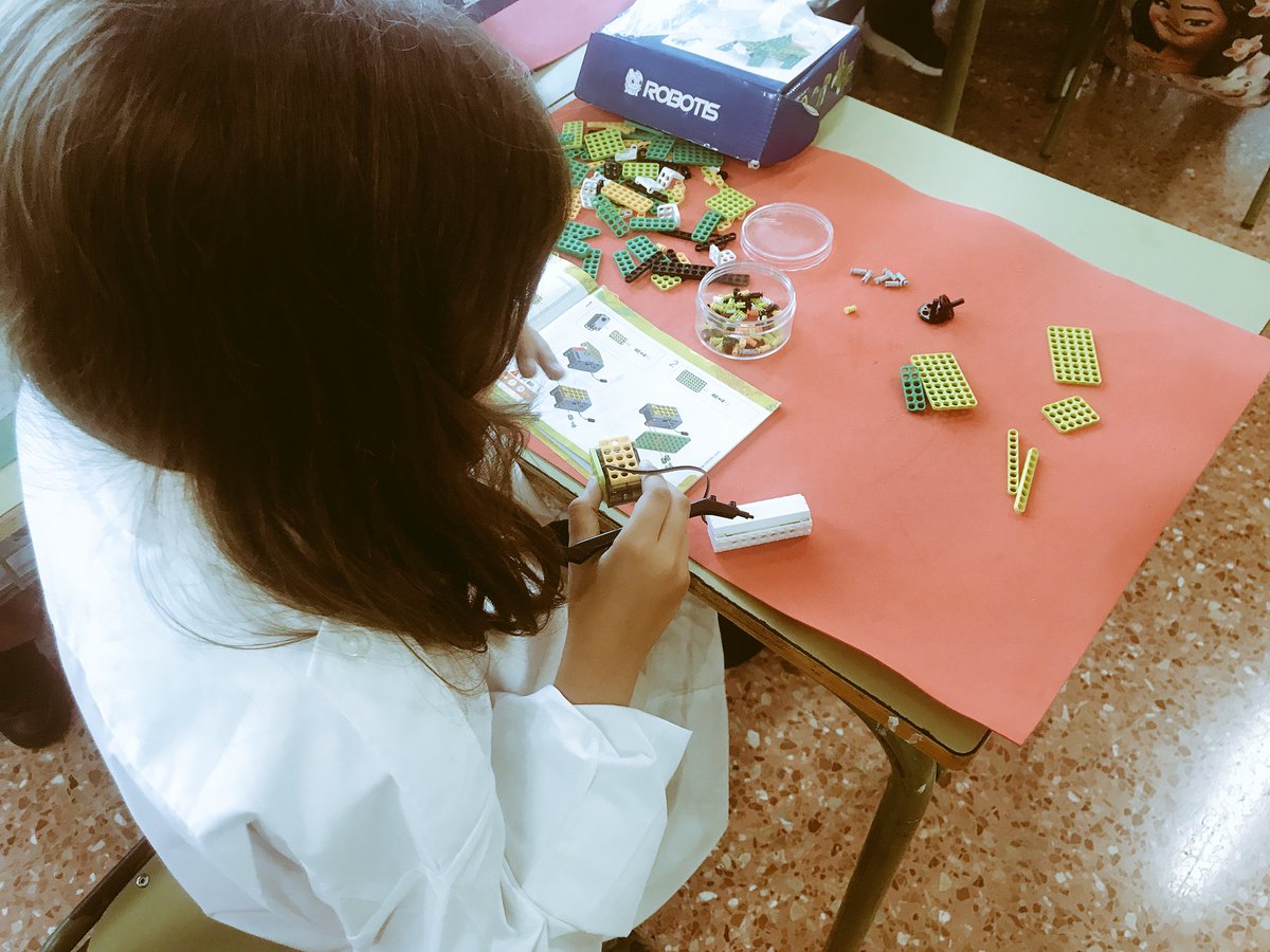INfutureTF's tweet photo. 🔉Comienzan las jornadas de la #FiestadelaCiencia en #CEIPAtalaya, una mañana cargada de #tecnología, #ciencia, #robótica, #LEGO y #programación 👏👏 https://t.co/Y83IUsYV1D