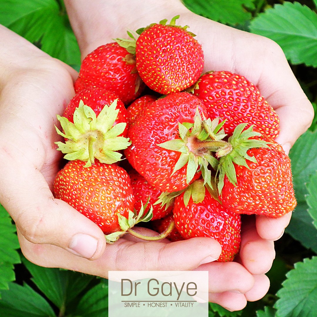 DrGayeUK's tweet photo. Have you ever been #strawberry picking? It’s a great way to get your organic fruit from the source and it’s a peaceful and meditative activity 😇 #healthy #seasonalfruit https://t.co/uClE2fq7oM