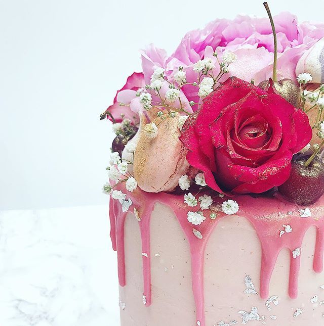 Cherries, roses, macarons, pink drips and peonies! Just a few of our favourite things! 🌹🍒🌸💋.
.
.
.
.
.
.
.
.
.
.
.
.
.
#birthdaycake #flowercake #peonyseason #edibleglitter #sweets #pinkdrip #bloomscake #baker #somuchyum #baking #dessert #beautifulca… ift.tt/2M4hg3G