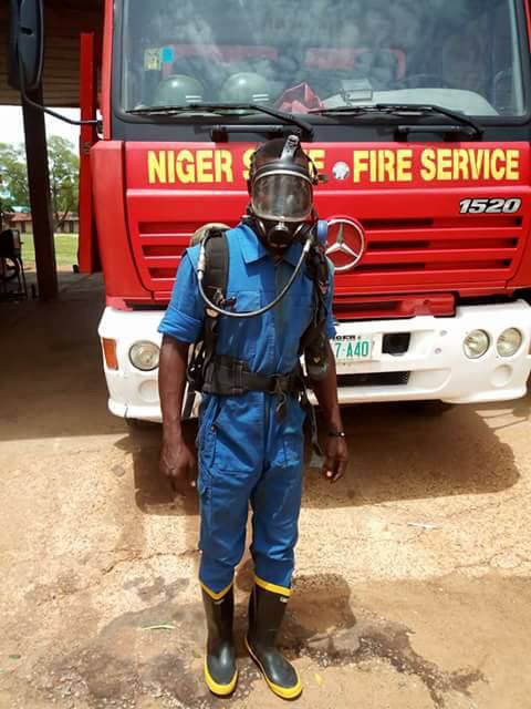 MsTyma_'s tweet photo. A staff of rejuvenated fire service, in Niger state, took to his FB wall to display his photo in a well kitted fire service kits.
#3YearsofASB
#LoloIsWorking https://t.co/GrqXwwyTuc