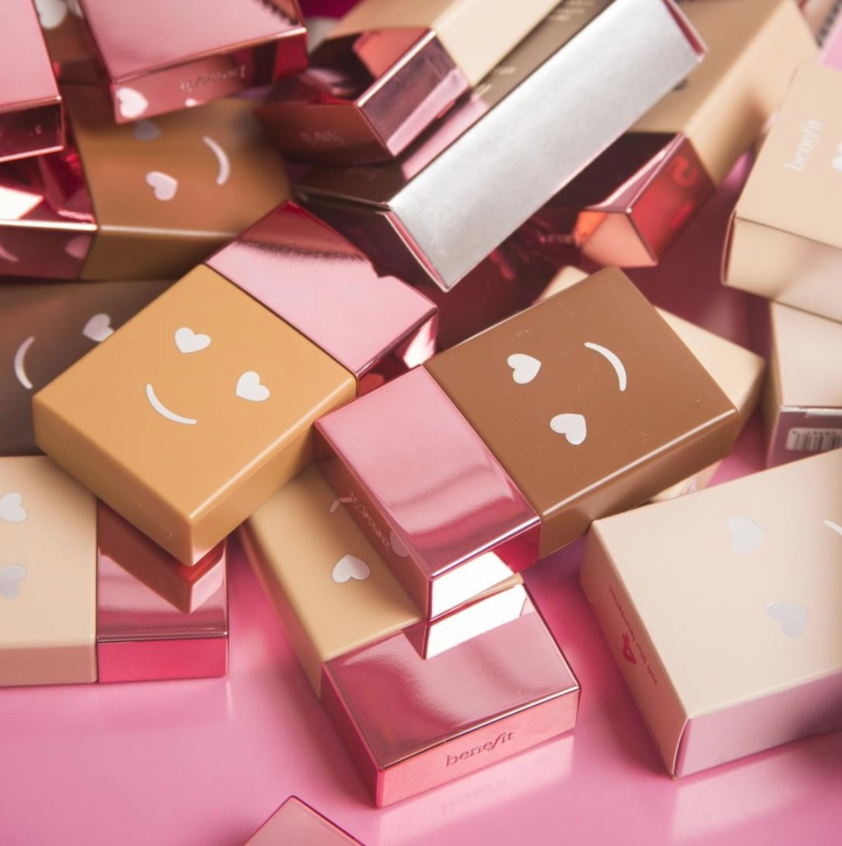 How cute is the packaging for the new <a href="/BenefitUK/">Benefit Cosmetics UK</a> foundation?! 😘

#repost <a href="/BenefitUK/">Benefit Cosmetics UK</a> 
HELLO HAPPY soft blur foundation… a light-to-medium coverage liquid foundation that evens skin tone &amp; blurs imperfections! 😍😍😍Available in 12 easy-to-choose shades at <a href="/DebenhamsBeauty/">Debenhams Beauty</a>