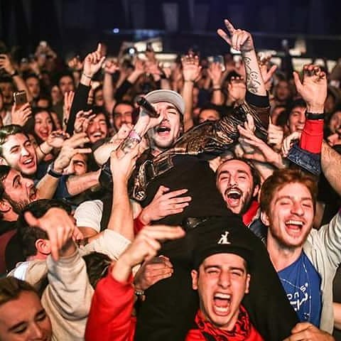 Ezhel is free.
Ezhel artık özgür.