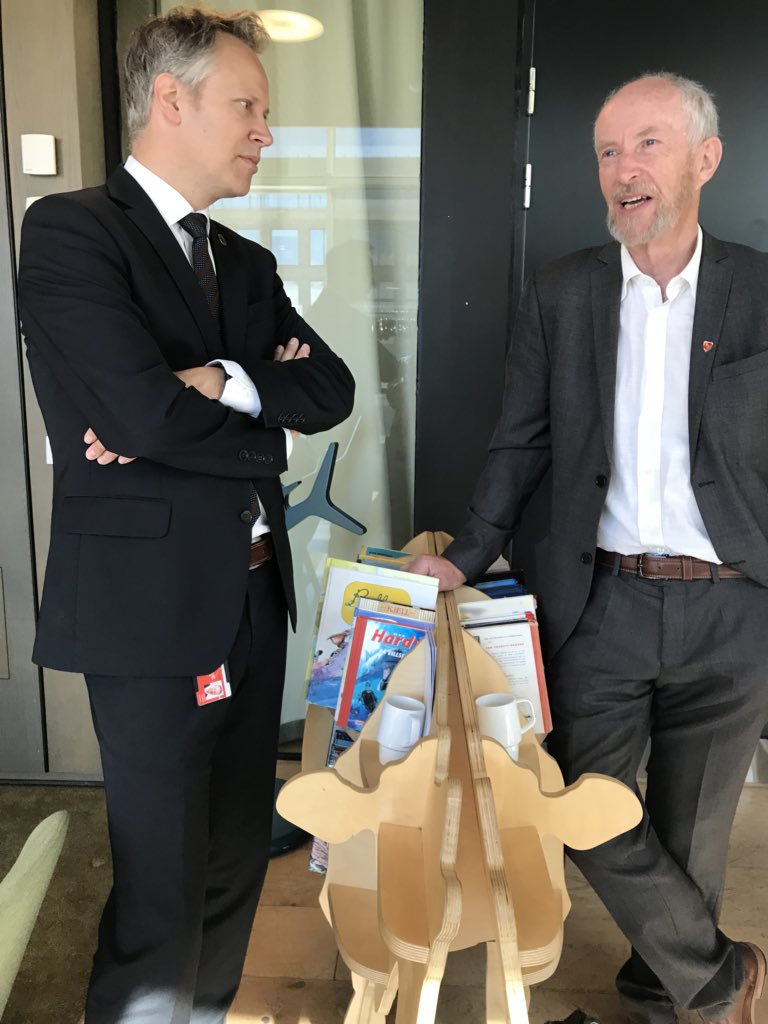 miljomona's tweet photo. Fylkesordfører Ole Haabeth og ordfører i @Fredrikstadkomm hilser jubilanten #østfoldforskning30år #østfoldforskningsjubileumskonferanse https://t.co/h8Us6k7sOU