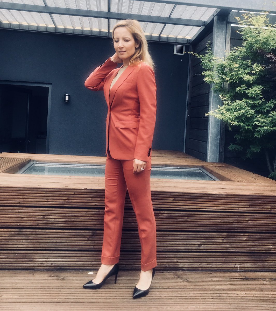 Styles4Work's tweet photo. Diesen Dienstag ist Board Sitzung … Dazu passt ein klassischer Look in einem korallfarbenen Hosenanzug und einem feinen Strickoberteil dazu. Es gibt einiges zu besprechen. Habt einen produktiven Dienstag! #styles4work #businessoutfit #boardmeeting https://t.co/2t32rd8hPA