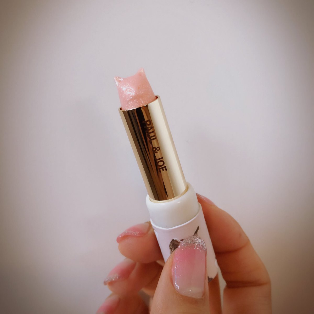 倉持明日香 V Twitter にゃんこぉぉぉおお こんな可愛いリップ使えないよ って言いながら撮った15秒後には口に塗ってました 上品なきらっきらでとてもかわゆい