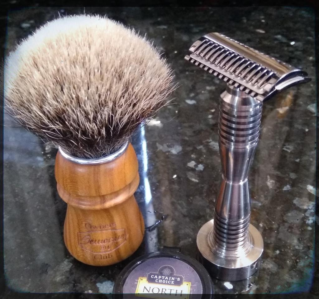 luv2shave's tweet photo. #SOTD #wetshavers #wetshaving  #wetshavingloyalists #Shaving #safetyrazor #razor #Titanium Russian Drunk Bear handle with #yaqi #doubleopencomb #razorhead #semoguebrush #badger 2-band finest #Shavingbrush #Captainschoice #shavesoap North @SemoguePortugal https://t.co/KZMpCWOLza