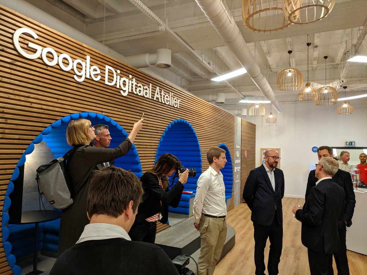 Chimiel's tweet image. Bezoek @CharlesMichel en @alexanderdecroo aan @BeCentralBxl en @google Digitaal Atelier - initiatieven die digitalisering van België verder stimuleren. Let's go digital!