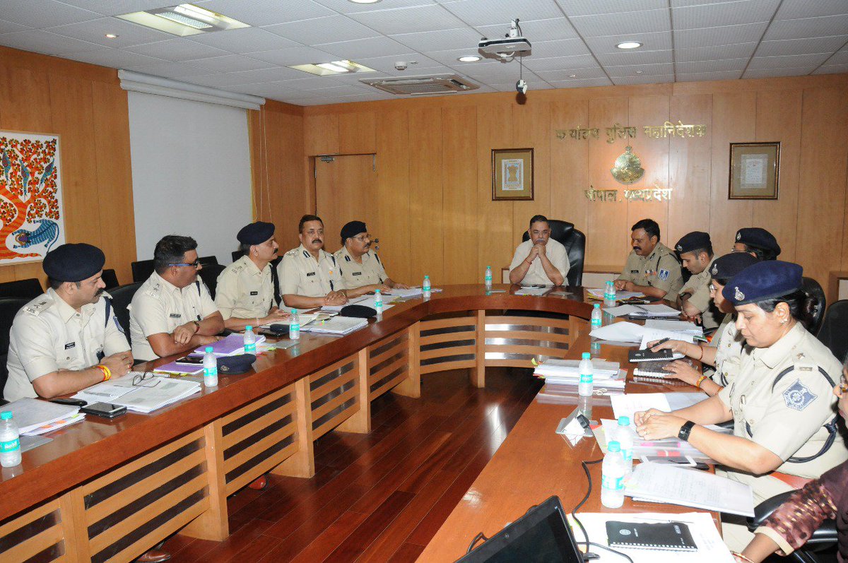 ⁦<a href="/DGP_MP/">DGP MP</a>⁩ reviewed crime against women situation of ⁦@digpolicebhopal⁩ ⁦<a href="/SPSagarmp/">SP_Sagar</a>⁩ ⁦@spraisen⁩  SP Hoshangabad and SRP Bhopal. SPs were directed to prepare micro level crime prevention plan in crime prone Police Stations and strengthen investigation teams