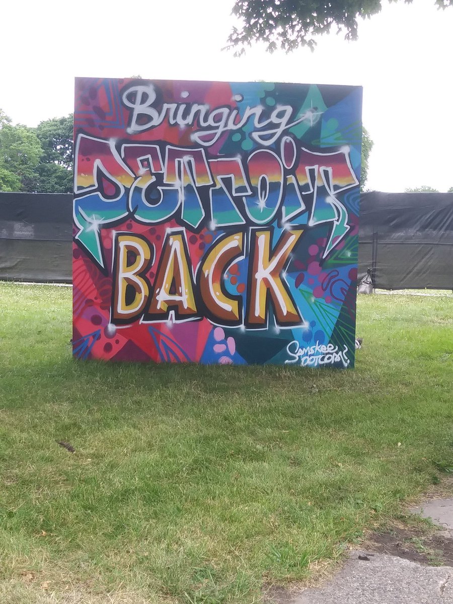 deasia_paige's tweet image. Graffiti art with phrases like "Bringing Detroit Back" and "Welcome Home" welcomes visitors at today's historic @Ford event. Grafitti used to be a symbol of the Michigan Central Station's decay, but today it takes on a new meaning. #fordetroit