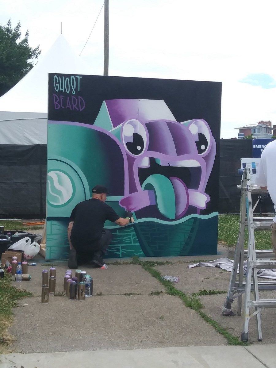 deasia_paige's tweet image. Graffiti art with phrases like "Bringing Detroit Back" and "Welcome Home" welcomes visitors at today's historic @Ford event. Grafitti used to be a symbol of the Michigan Central Station's decay, but today it takes on a new meaning. #fordetroit