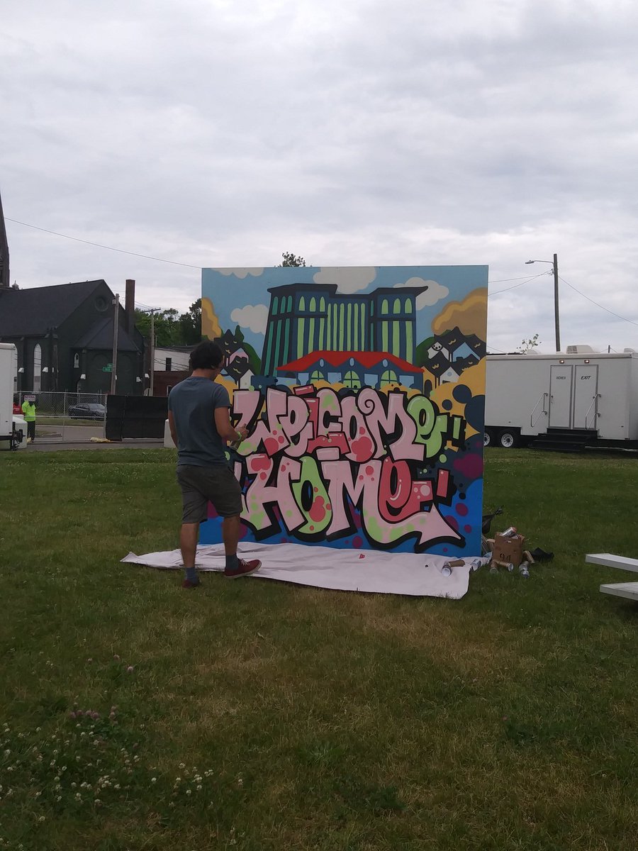 deasia_paige's tweet image. Graffiti art with phrases like "Bringing Detroit Back" and "Welcome Home" welcomes visitors at today's historic @Ford event. Grafitti used to be a symbol of the Michigan Central Station's decay, but today it takes on a new meaning. #fordetroit