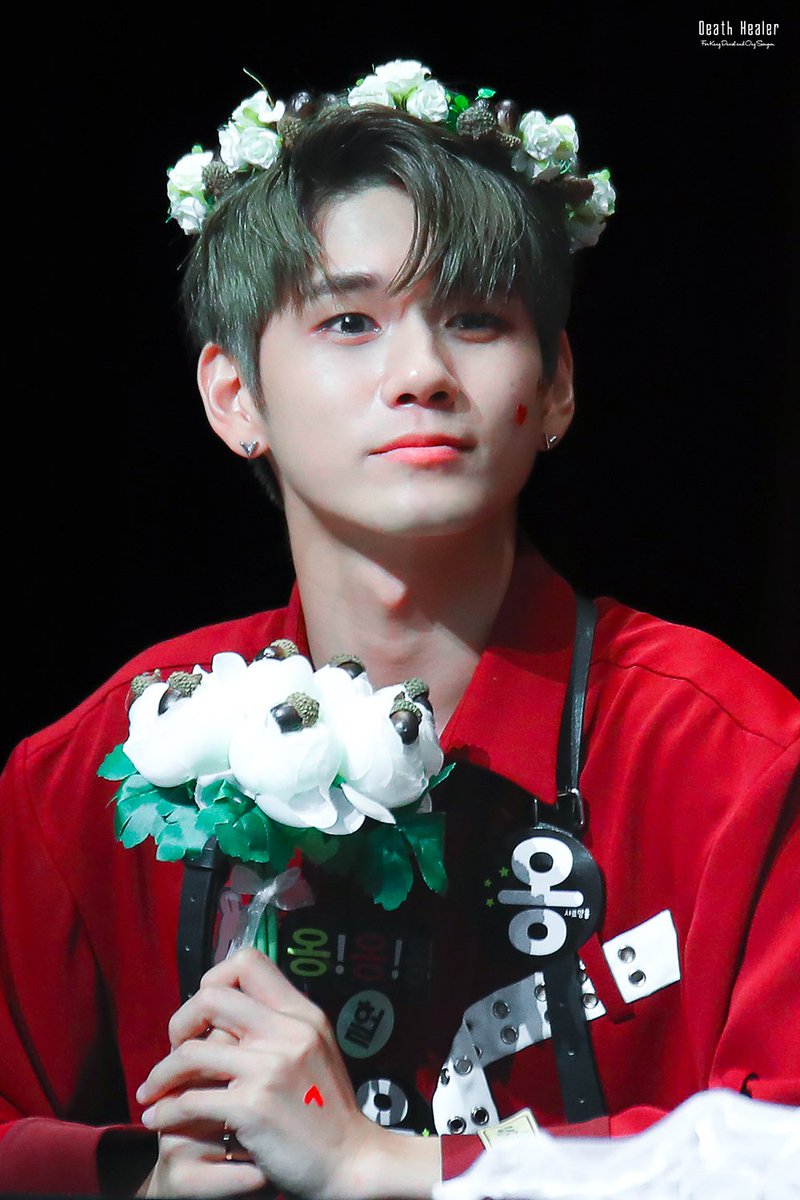 DeatHealer9596's tweet photo. 180610 상암 팬사인회     

#옹성우 #ongseongwu #워너원 #WANNAONE https://t.co/LoVHJUpZBy
