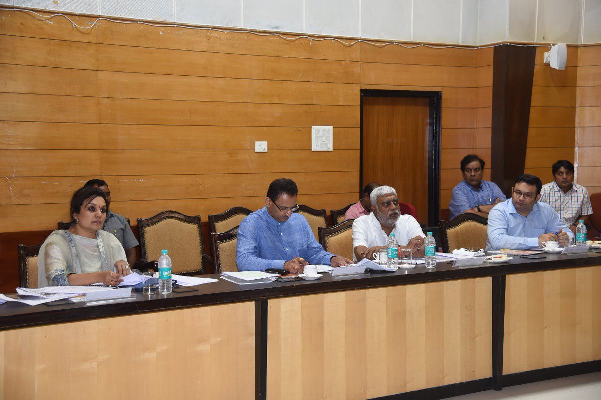 MSDESkillIndia's tweet photo. Skill On Wheels initiative for skilling the youth was an immense success in it's first launch ever in Karnataka. To ensure that other states too benefit from this, Hon'ble MoS, @AnantkumarH met @drramansingh, CM, Chattisgarh and discussed the way forward to make it a success. https://t.co/AP7BpiFo0e