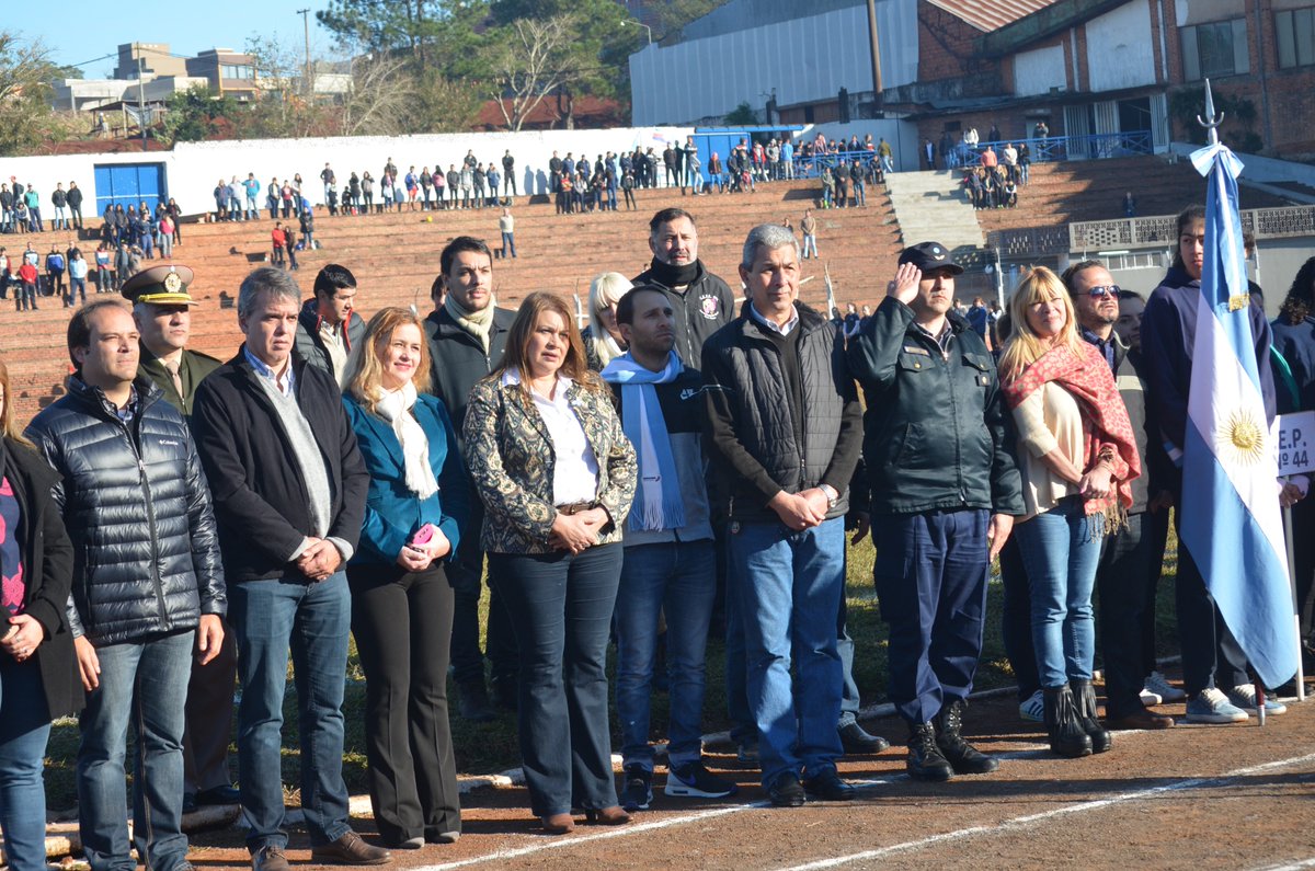 MinDepMisiones's tweet photo. Con profes, exprofes, niños y jóvenes hoy compartimos un hermoso momento en la ceremonia de Apertura, en #Oberá. 

#JuegosDeportivosMisioneros
#JuegosDeportivosIntercolegiales
#JuegosDeportivosInterescolares    

Tarea en equipo con @misioneseduca @CGEMisiones @MuniObera https://t.co/lnGySVb4Qd