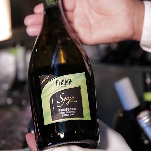 Perlagewinery's tweet photo. Sgàjo = it means smart and exuberant in local Treviso dialect. You can find notes of green apple 🍏 and white flowers 💐. Sooo pleasant!
📸 @lebarbatelle .
.
.
#proseccotime #organicprosecco #biofood #veganwine #bubblestime https://t.co/dNBiLAE8Xp https://t.co/dEbqVlCDsi