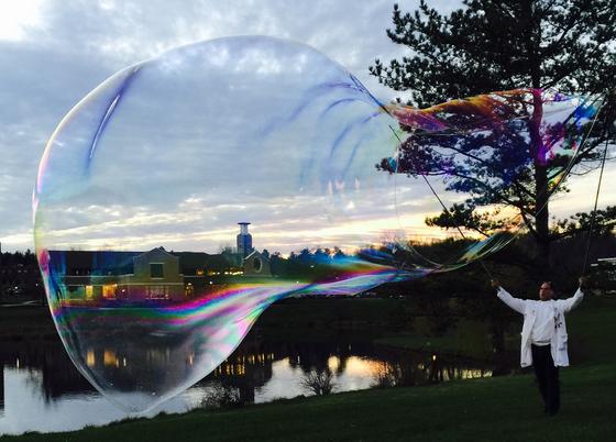 GeaugaLibrary's tweet image. Join us on Fri., June 22, 5:30 p.m. on the Chardon Square to see Dr. Awesome, Guinness World Record Holder for the largest outdoor soap bubbles! @chardon_square  @CityofChardon