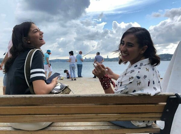 yarendadr1's tweet photo. 👭🌸 #ErkenciKuş @dmtzdmr @CerennTasci https://t.co/jcjlvU2Wcf