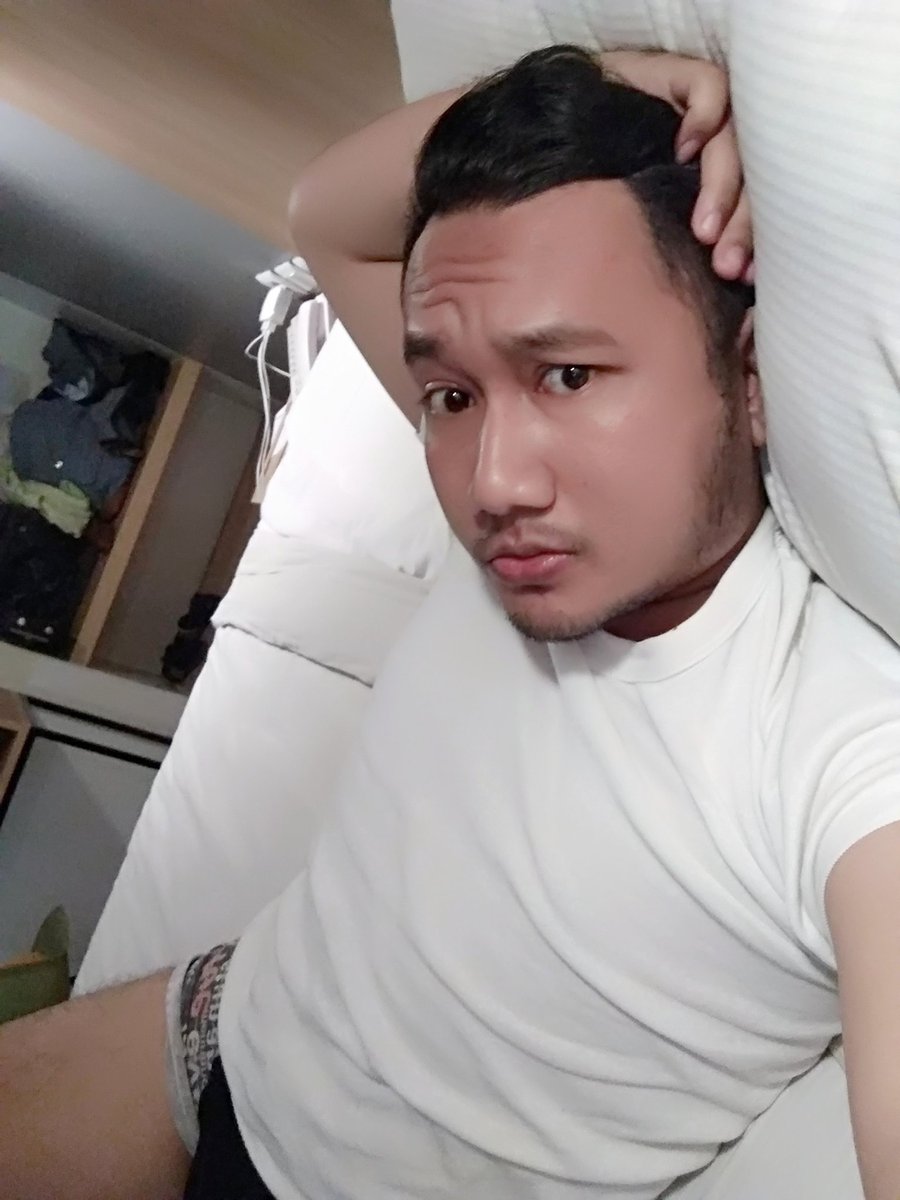 Azeth6's tweet photo. Udah siap mau tidur malah perut berasa laper 😑 https://t.co/DsjXx7H7a1
