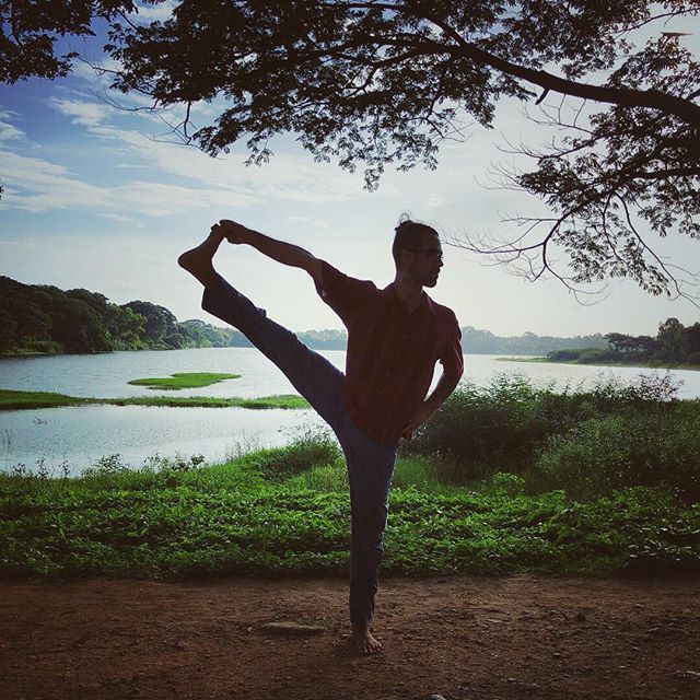 liacaldas's tweet photo. Meu amorzinho em utthita hasta padangusthasana no lago Kukkarahalli ♥️🙏🏻 #mysore #mysuru #mysoretrip #yoga #ashtanga #kpjayi #kpjayistudent #ashtangayoga #indiatrip 🇮🇳 https://t.co/ROvjyHAZgq https://t.co/DyxAMbHfOw