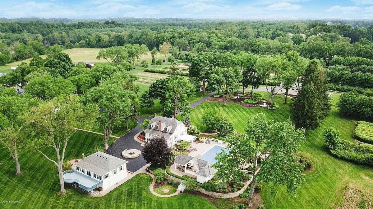 BillionsPortal's tweet photo. Muhammad Ali's Michigan farm for sale... We take a look inside own one of boxing's most iconic figures 81-acre, southwestern Michigan estate
Read full article: https://t.co/DEkp4AVjoi
#celebrityhomes #MuhammadAli #RealEstate #michiganrealestate #luxuryrealestate https://t.co/WpJ7hfgt7o