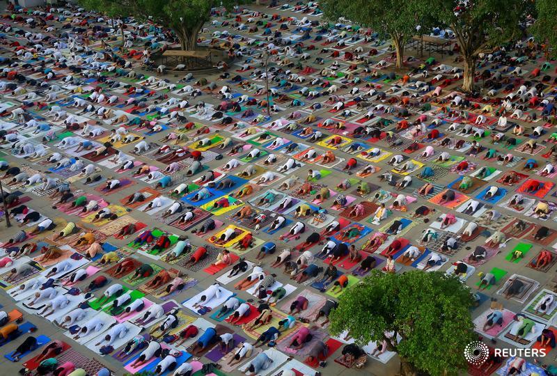 IndiaPhotos's tweet photo. People perform yoga during a practice session ahead of #InternationalYogaDay in Chandigarh, June 19. https://t.co/NhOamg6700