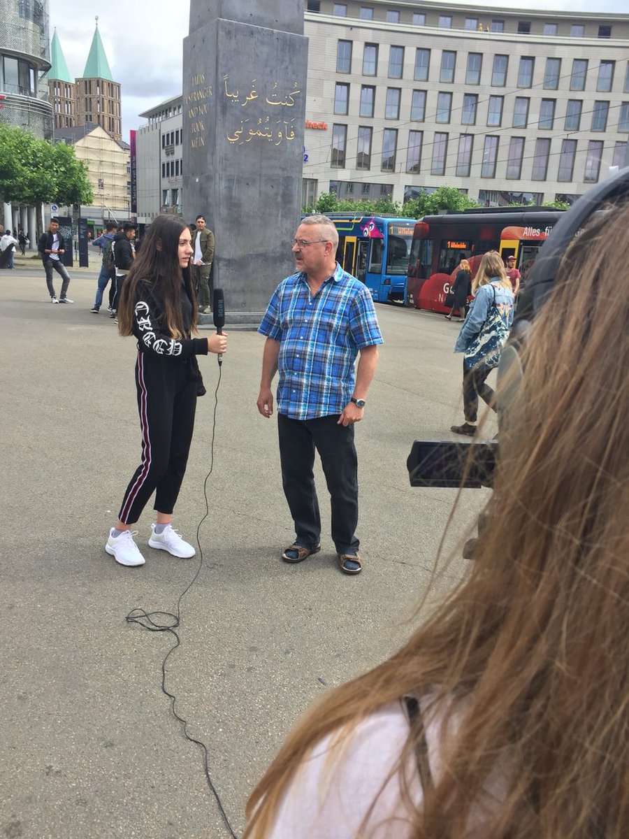 Schon vor dem Projektstart haben wir uns gefragt, für welche Themen sich Jugendliche interessieren. Schülerinnen und Schüler der Valentin Traudt Schule interessieren sich jedenfalls für das Thema #fluchtundmigration und haben dazu gestern Leute in der Stadt #kassel befragt.